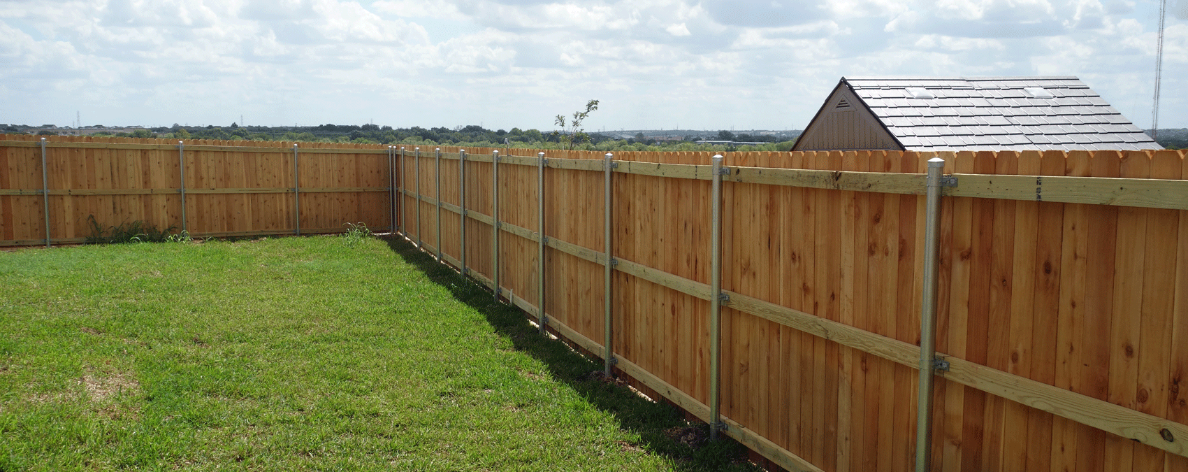 wood fence with metal posts san antonio