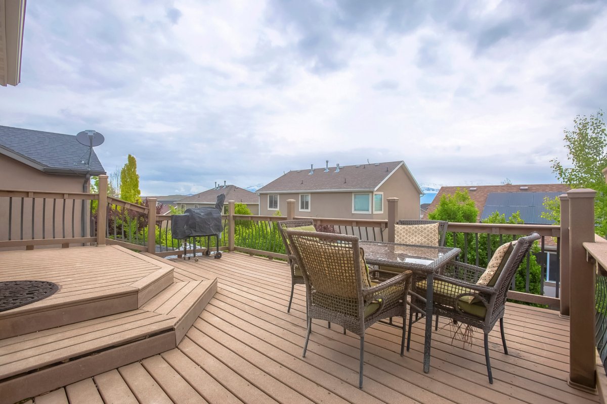 deck builder in Elmendorf