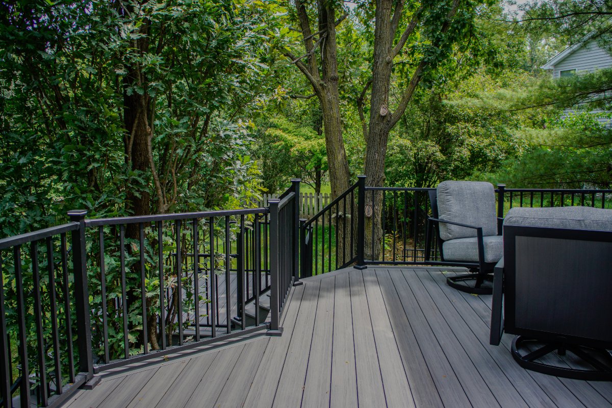 deck builder in Saint Hedwig